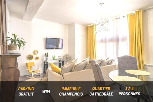 - un salon avec un canapé et une table dans l'établissement Quartier Cathédrale Centre, Wifi et Parking - Zen Appart, à Troyes