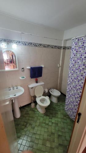 uma casa de banho com 2 WC e um lavatório em Chalet Mar del Plata em Mar del Plata
