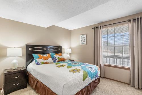 a bedroom with a bed and a window at 2 Bed 2 Bath Fall Creek Condo in Branson