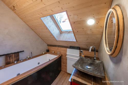 uma casa de banho com um lavatório e uma clarabóia em Appartement de 3 chambres avec terrasse amenagee et wifi a Orcieres em Orcières