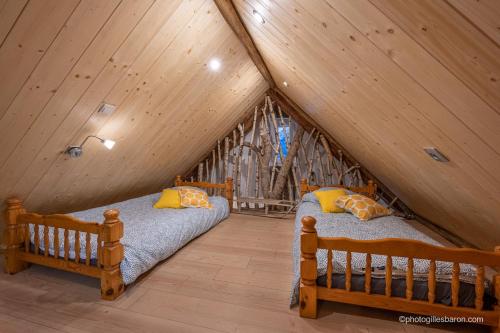 two beds in a room in a attic at Appartement de 3 chambres avec terrasse amenagee et wifi a Orcieres in Orcières