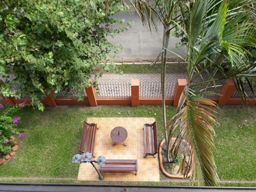 una vista aérea de un jardín con mesa y sillas en Apartamento Departamento Central Playa para max 5, en Cassino