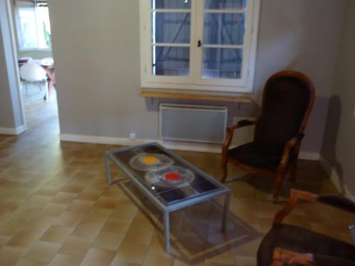 sala de estar con mesa y silla en Marengo, 