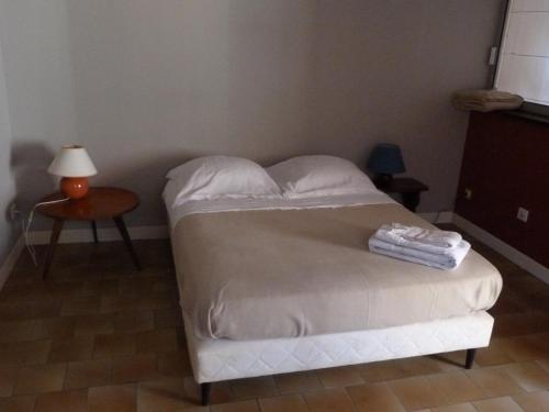 Una cama con sábanas blancas y almohadas en un dormitorio en Marengo, 