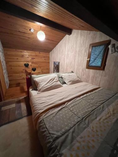 Ένα ή περισσότερα κρεβάτια σε δωμάτιο στο Cabane dans les bois avec vue sur les Pyrénées