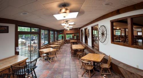 Restoran atau tempat lain untuk makan di Summit Lodge