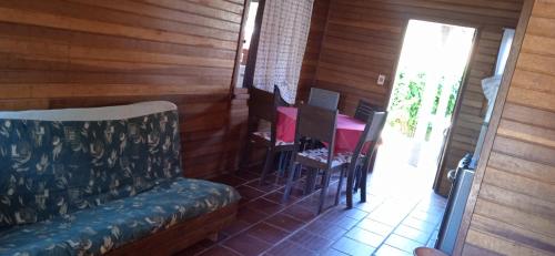 sala de estar con sofá y mesa en Casa barrio country, en La Paloma