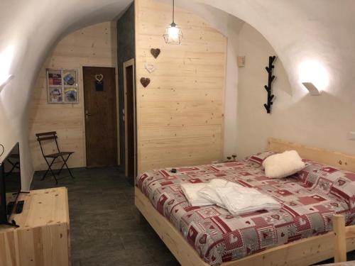 a bedroom with a bed in a room at Chalet Sweet Mountain in Ponte di Legno