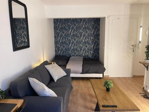 a living room with a couch and a bed at Studio moderne à Antony in Antony