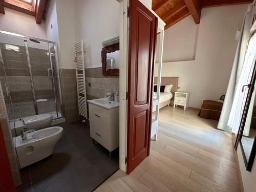 e bagno con lavandino, servizi igienici e doccia. di NG Guest House il RIS a Sassari