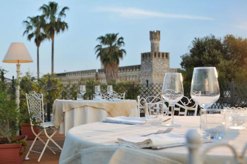 una mesa con copas de vino encima en Relais Il Mignano, en Nardò