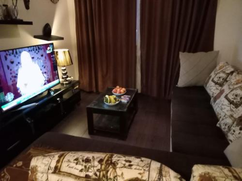TV a/nebo společenská místnost v ubytování Porto sharm pool and lake view