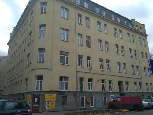 een groot gebouw met auto's geparkeerd voor het bij Apartment Staňkova in Brno