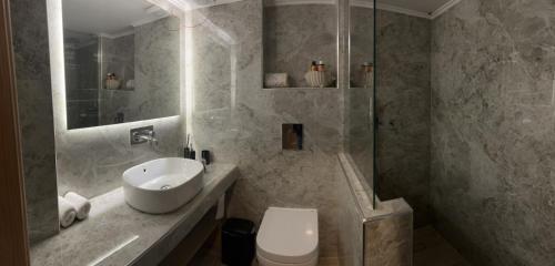 Kylpyhuone majoituspaikassa Kozani Home 01