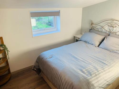 Countryside Retreat Loft Apartment tesisinde bir odada yatak veya yataklar