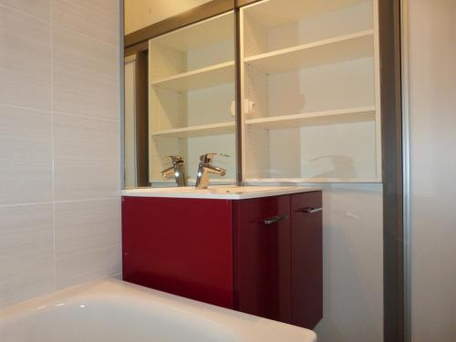 une salle de bain avec un lavabo et un miroir dans l'établissement Studio cozy aux pieds des pistes, balcon, animaux admis - FR-1-181-2575, à Aime La Plagne