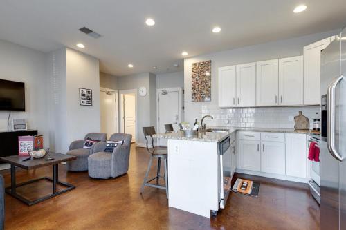 Music Row Nashville King Beds Keyless Entry Image