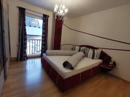 ein Wohnzimmer mit einem Sofa und einem Kronleuchter in der Unterkunft Ferienhaus mit 4 Zimmer am Lech in Reutte