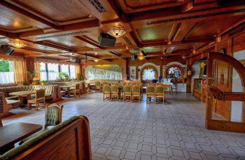 - un restaurant avec des tables et des chaises dans une salle dans l'établissement Cafe zum Toni, à Thyrnau