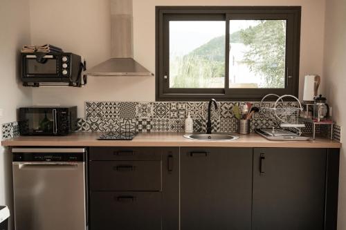 O bucătărie sau chicinetă la Maison de vacances avec terrasse panoramique et vue sur les Pyrénées