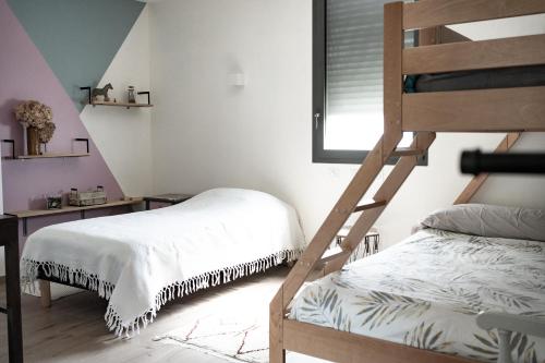 Un pat sau paturi într-o cameră la Maison de vacances avec terrasse panoramique et vue sur les Pyrénées