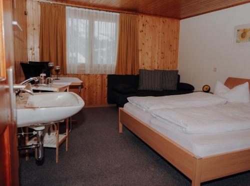 una camera d'albergo con letto e lavandino di Schäfer Zita a Fontanella