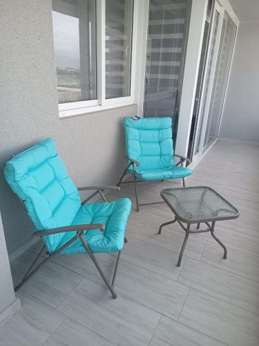 two blue chairs and a table on a balcony at DEPARTAMENTO EN LA SERENA in La Serena