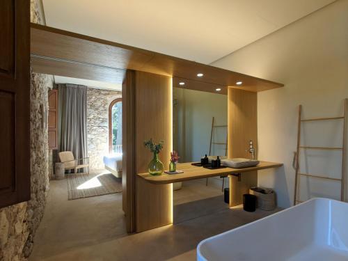 赫羅納的住宿－Torre de Can Puig，浴室配有盥洗盆和浴缸。