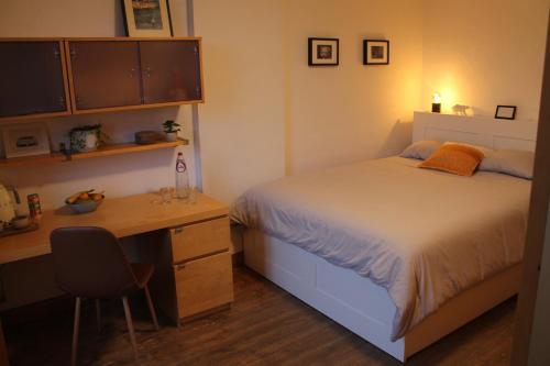 um quarto com uma cama e uma secretária. em Guesthouse Legrand em Francorchamps