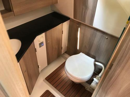 an overhead view of a small bathroom with a toilet at Letnisko BAJKA in Iława
