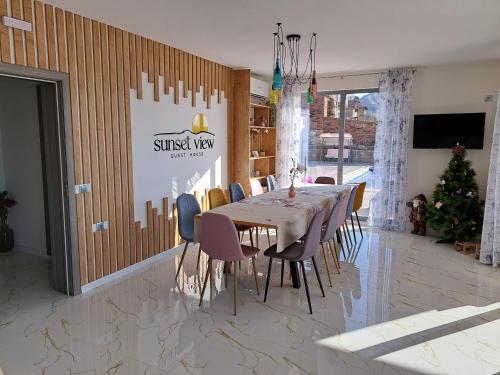 Μια τηλεόραση ή/και κέντρο ψυχαγωγίας στο Sunset view guest house