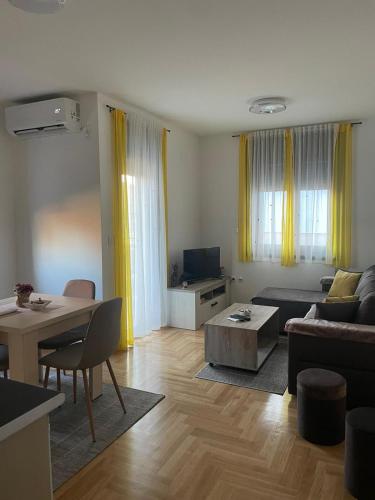 a living room with a couch and a table at Apartman Arcobaleno in Vrnjačka Banja