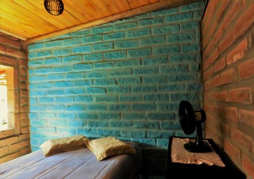 Un pat sau paturi într-o cameră la Hostel CASA DA PEDRA CHATA