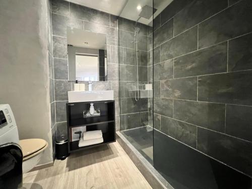 een badkamer met een toilet, een wastafel en een douche bij Appartement Design Centre ville in Saint-Tropez