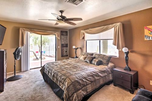 1 dormitorio con 1 cama y ventilador de techo en Bullhead City Home with Private Pool, Hot Tub and View en Bullhead City