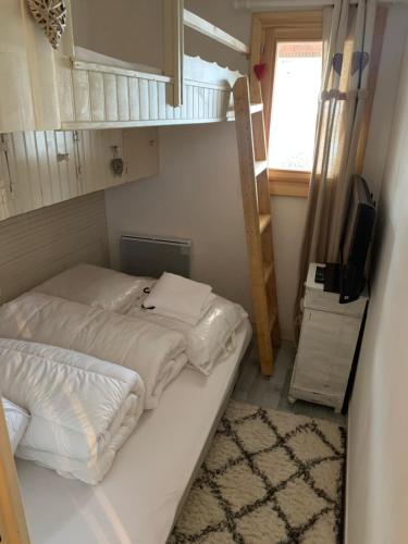 Cette petite chambre comprend des lits superposés et une fenêtre. dans l'établissement Charmant T2 La Foux d’Allos, 5 pers, à Allos