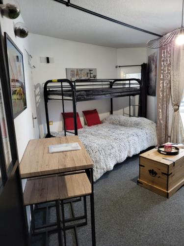 Двухъярусная кровать или двухъярусные кровати в номере Studio Le Boussolenc