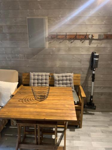 - une table et des chaises en bois dans l'établissement Charmant T2 La Foux d’Allos, 5 pers, à Allos