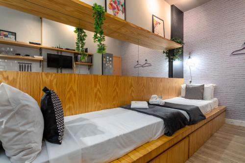 1 dormitorio con 1 cama grande en una habitación en Inovador em Copacabana - Para 2 pessoas - NSC514 Z4, en Río de Janeiro