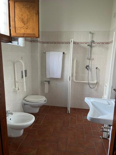 a bathroom with two toilets and a shower and a sink at Agriturismo IL VIAIO in Fiesole