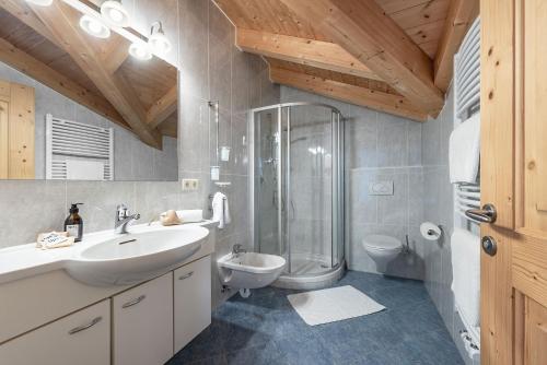 Bilik mandi di Appartement Birkenhof