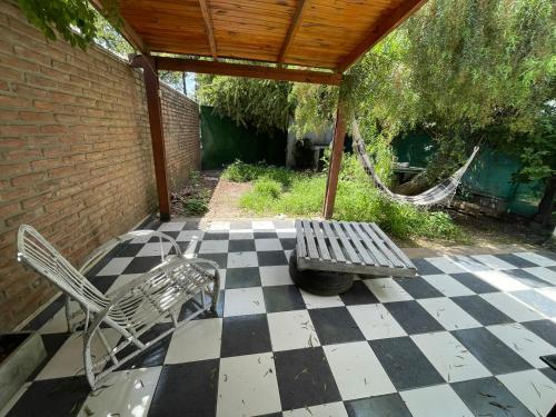 un patio con mesa y sillas en un suelo a cuadros en GREEN HOME en Córdoba