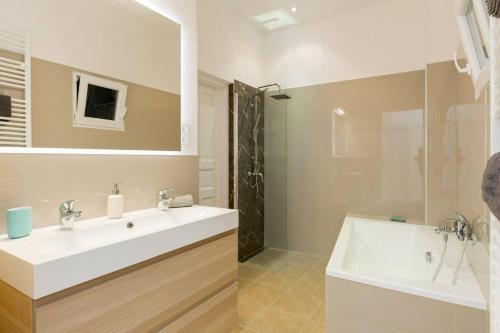 Kúpeľňa v ubytovaní Kresz Geza 29 Westend Station 2 bedrooms+Living AC
