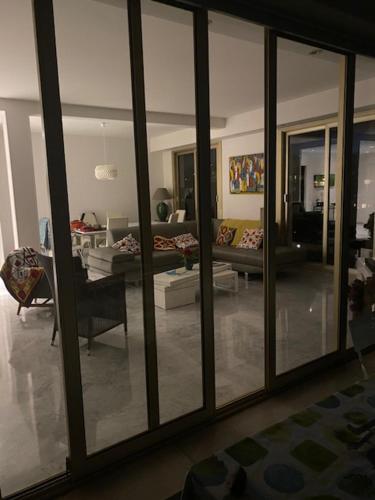 d'un salon avec des fenêtres en verre. dans l'établissement NICE BAIE DES ANGES, à Nice