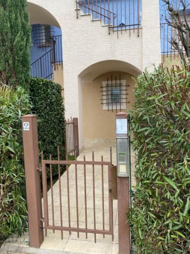 a parking meter in front of a building with a gate at Cascina Jesolana in Lido di Jesolo
