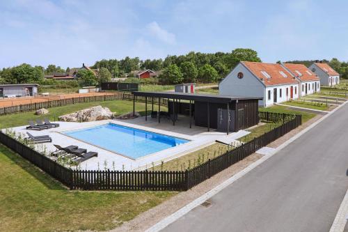 an aerial view of a house with a swimming pool at Mysigt hus med kamin och pool in Torekov