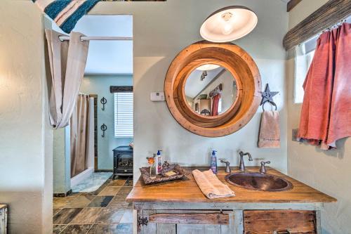 y baño con lavabo de madera y espejo. en Dreamswest Ennis Studio with Deck and Stunning Views, en Cameron