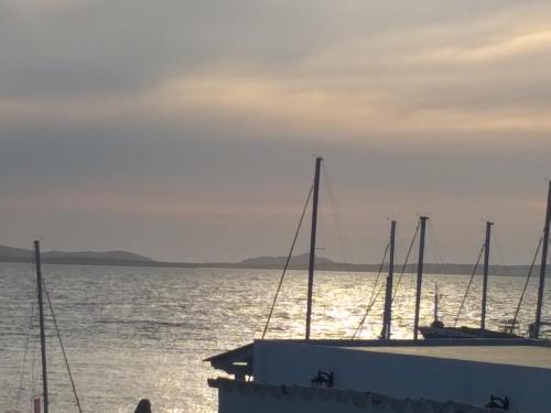 un grupo de veleros en el agua en Yacht Marine Maison en Naxos