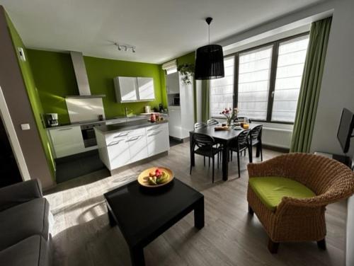 uma sala de estar com uma cozinha e uma sala de jantar em ebbe&vloed em Koksijde