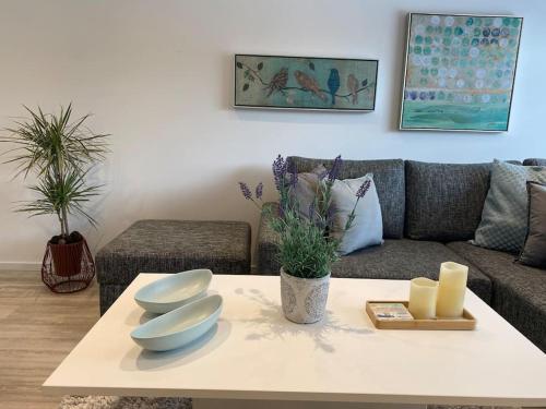 ein Wohnzimmer mit einem Sofa und einem Tisch in der Unterkunft Msquared Villa, Modern 3-Bedroom House, 3 Parking Spaces in Kidlington